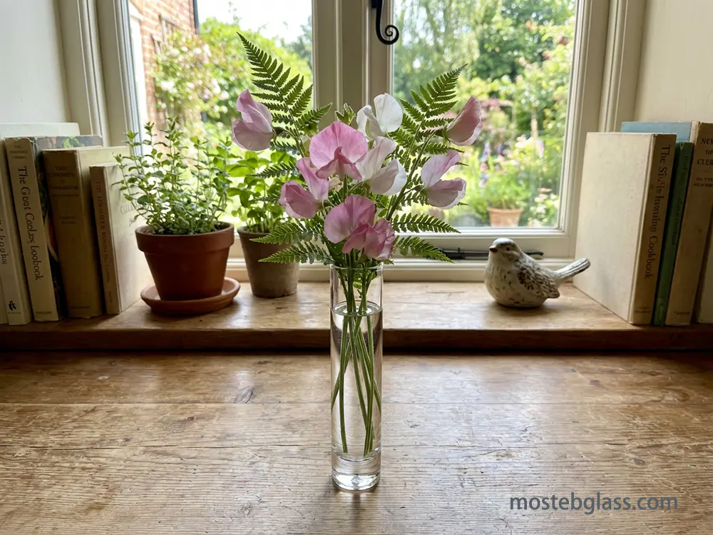 budding vase distributor